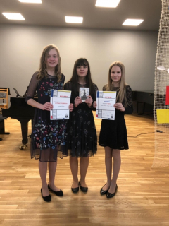 Katrīna Štromberga, Arīna Auziņa un Alise Bartuša - iegūta II vieta konkursā 