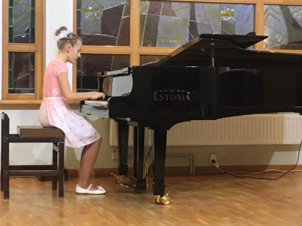 Laura Ozoliņa - klavieres (5.klase), pedagogs Ginta Ludberga, 14.12.2018.