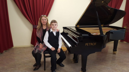 Skolotāja Līga Cepīte un viņas audzēknis Patriks Rafaels Klūga

VIII Starptautiskais brāļu Mediņu jauno pianistu konkurss